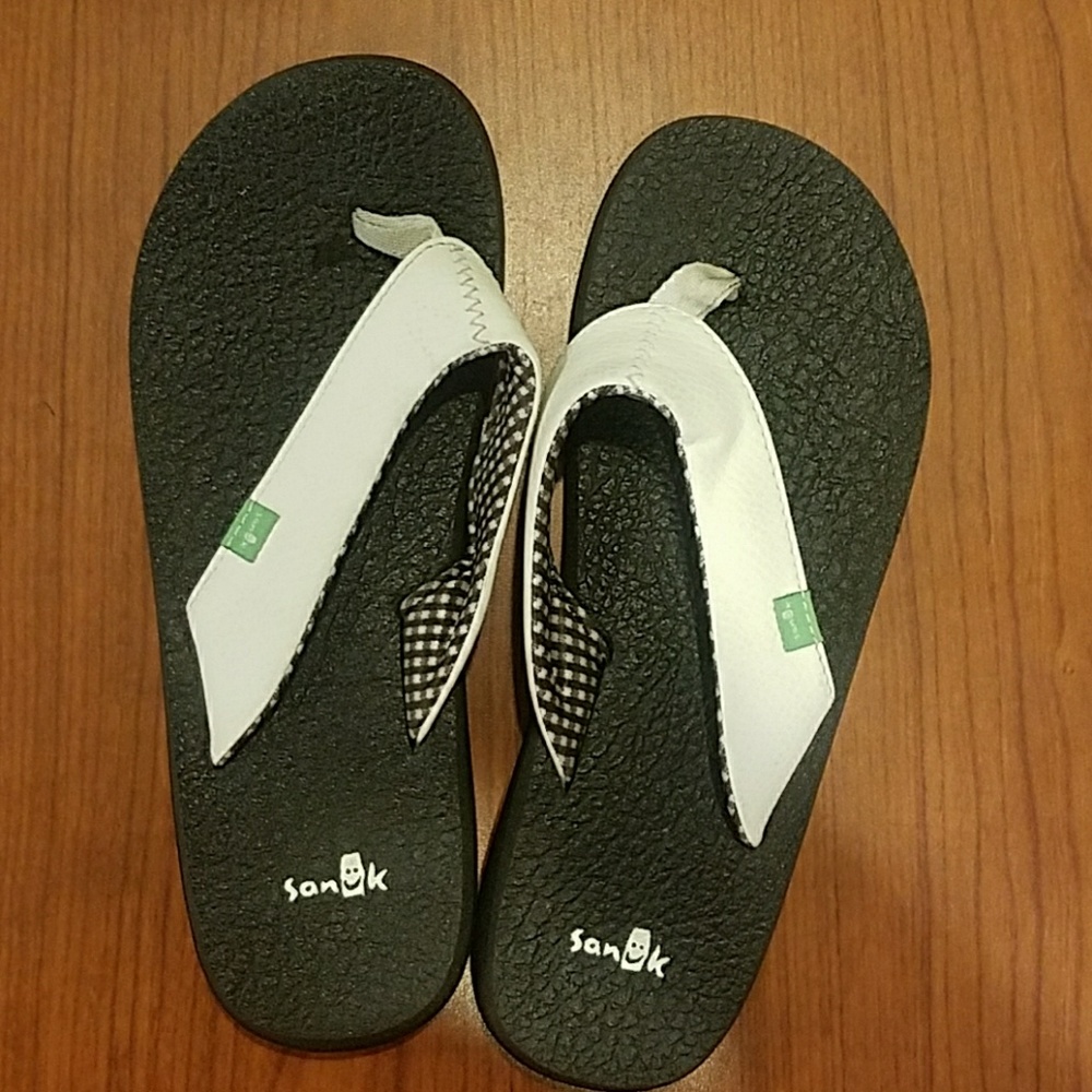 Size 6 Sanuk yoga mat flip flops